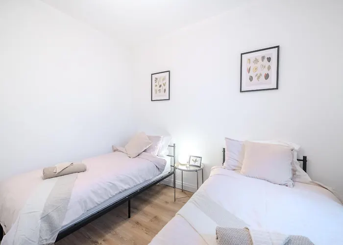 Gatton Road Sleeps 8 Perfect For Groups * Bristol