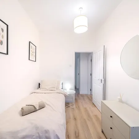 Gatton Road Sleeps 8 Perfect For Groups